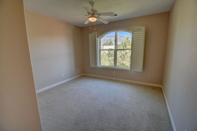 Building Photo - Beautiful NE Heights 3-4 Bedoom with Amazi...