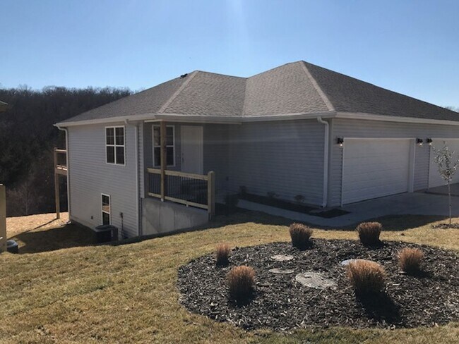 Building Photo - 3 Bedroom 2 Bath 2 Car Garage For Rent in Branson MO
