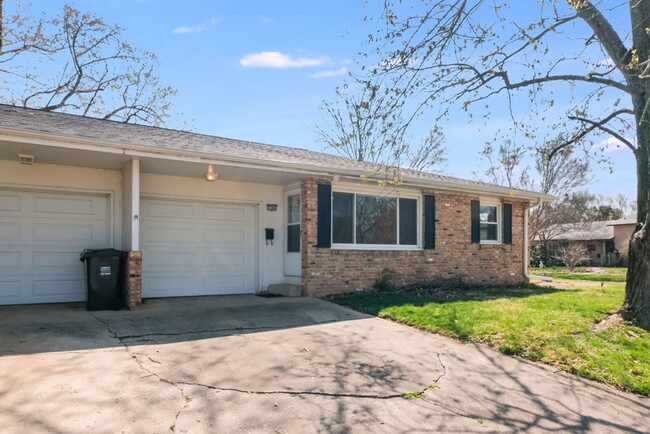 Building Photo - 2 bedroom 1 bathroom duplex-Available JUNE 2026