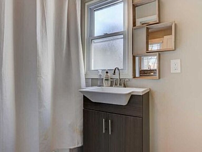 Building Photo - South Knox 3BR/2BA - TWO kitchens; great for roommates