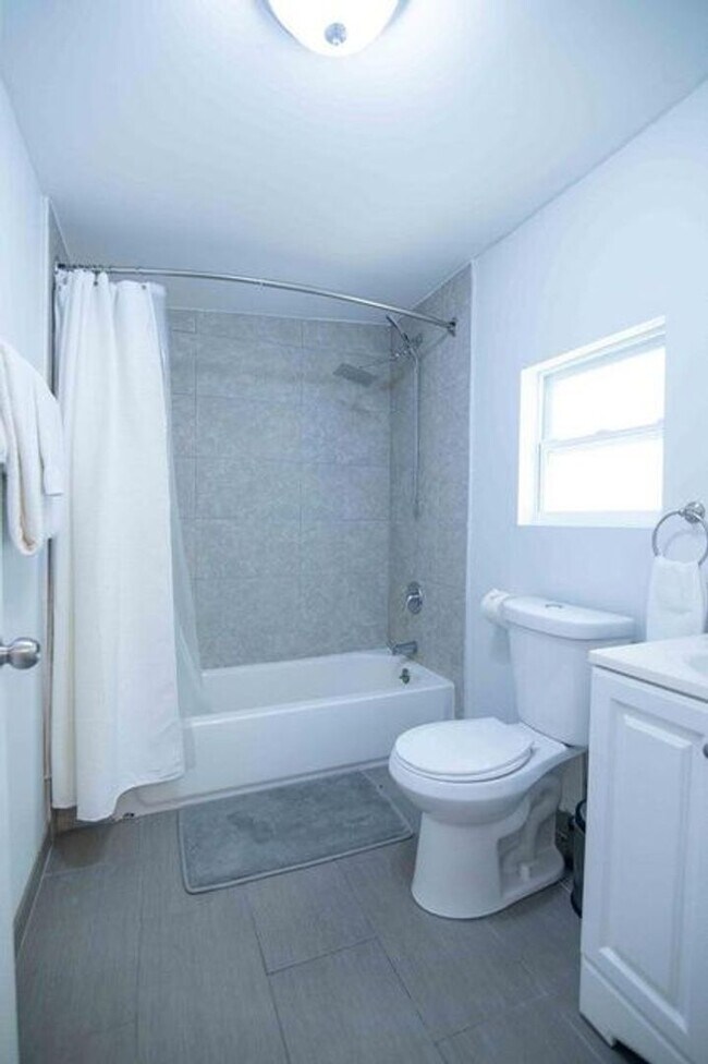 Building Photo - 915 3rd St