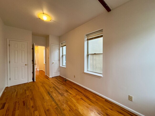 Building Photo - Charming 2-Bedroom Townhome with Modern Co...