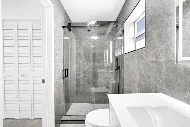 Building Photo - 4040 SW 108th Ave