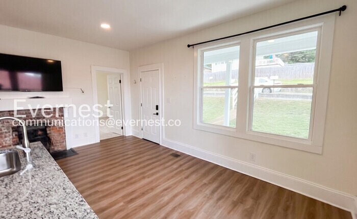 Building Photo - 3646 Crompton St