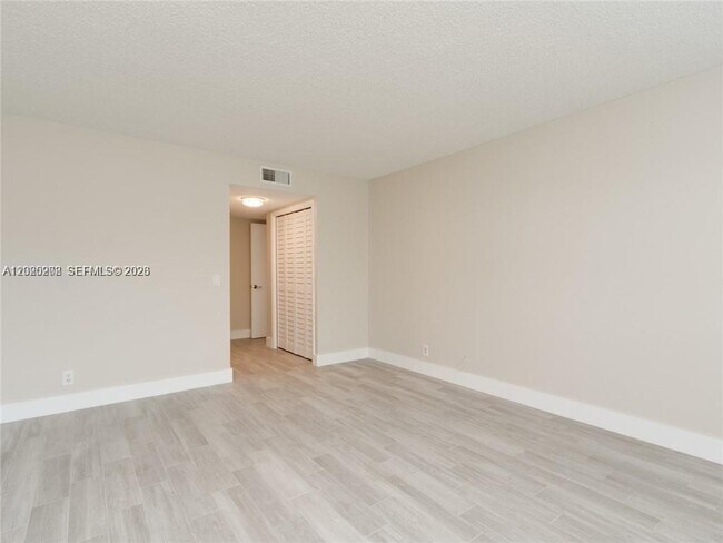 Building Photo - 436 Lakeview Dr