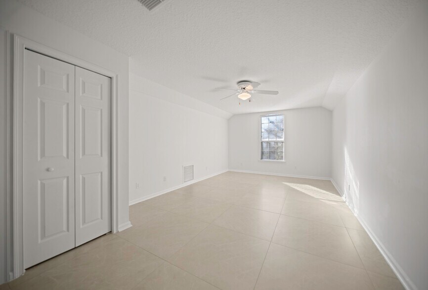 Building Photo - 10061 Vineyard Lake Rd E