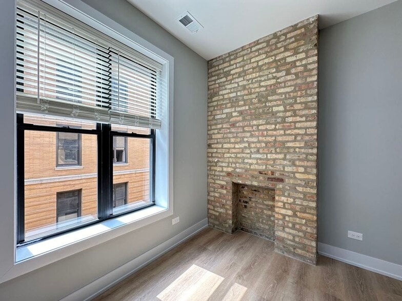 Building Photo - 451 W Belden Ave