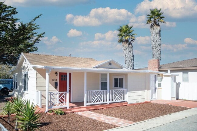 Building Photo - Refinished 3 Bedroom Seaside Cutie - Avail...