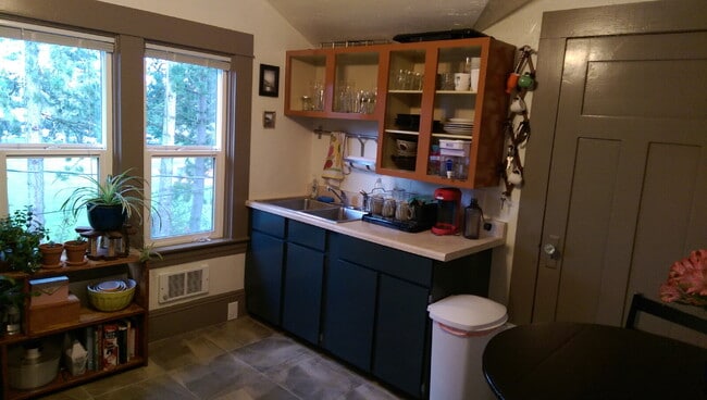 Building Photo - Upper 2-Bed, 1-Bath in Prime Bellingham Lo...