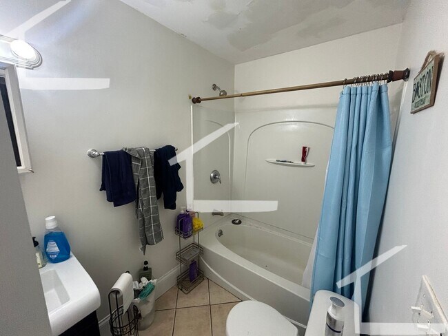 Building Photo - Don't miss out on this 6 bed 2 bath in Mission Hill...