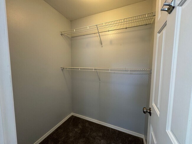 Building Photo - Modern Updated Townhome