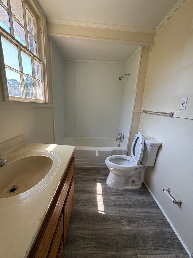 Building Photo - 1/1 House in Celanese- $850