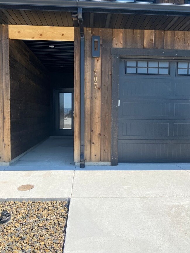 Building Photo - New Townhome Driggs!  3 bedroom / 2.5 bath with garage!