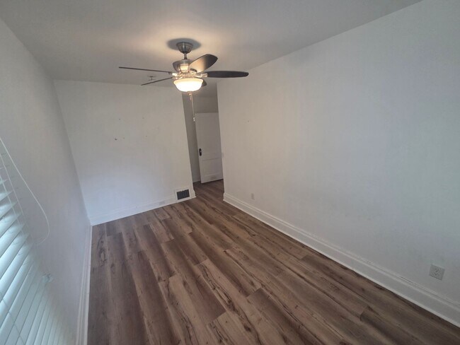 Building Photo - 606 N 60th Ave W