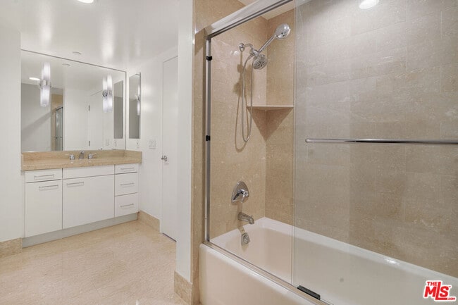 Building Photo - 13600 Marina Pointe Dr