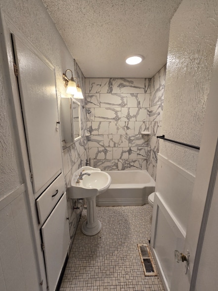 Building Photo - 1523 N Barta Ave