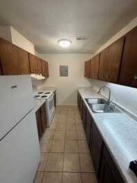 Building Photo - 1422 Drake Dr