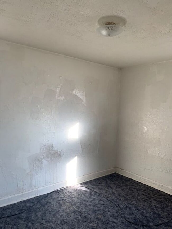 Building Photo - Beautiful Flat Section 8 Accepted