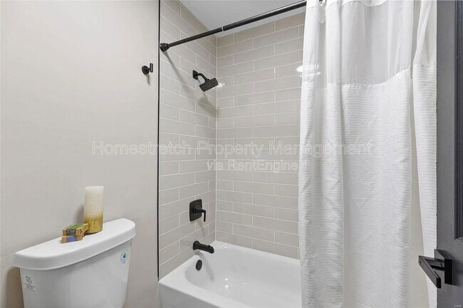 Building Photo - 1001 Lami St