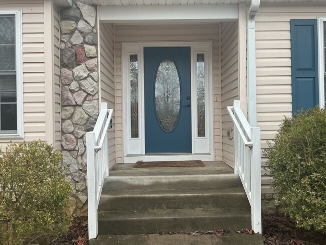 Building Photo - Welcome home!  Sought after Lake of the Woods!