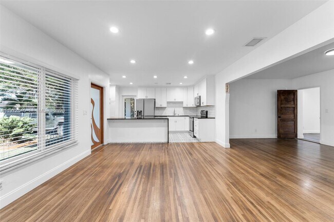 Building Photo - 3965 SW 60th Ct