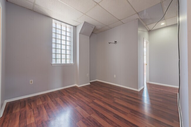 Building Photo - 104 N Graham St