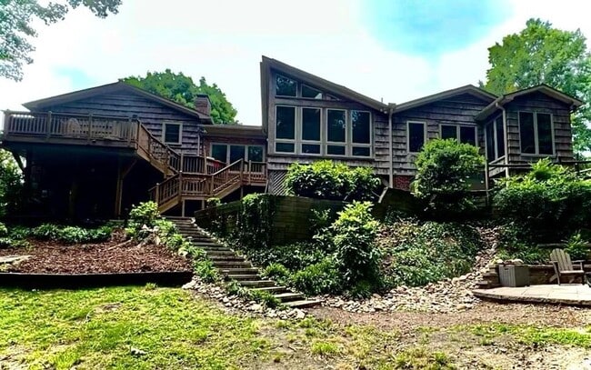 Building Photo - 5-bedroom 4 bath tri level home