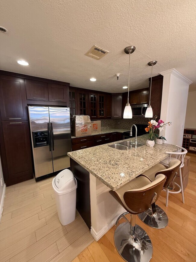 Building Photo - 2bed 2bath in the Heart of Los Angeles
