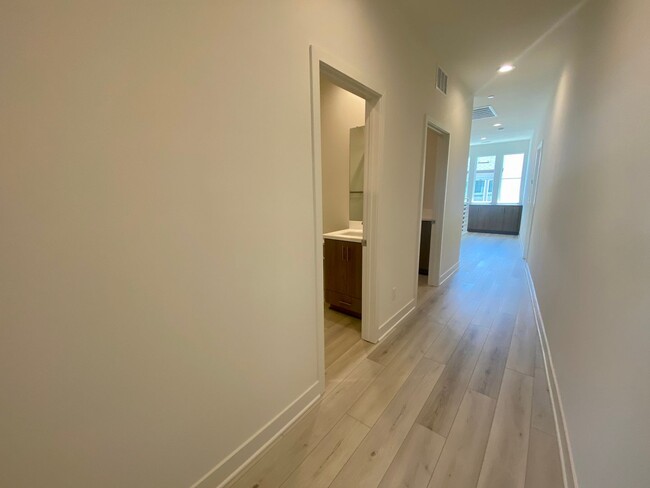 Building Photo - Luxury 3 br townhome Save up to $350 Each ...