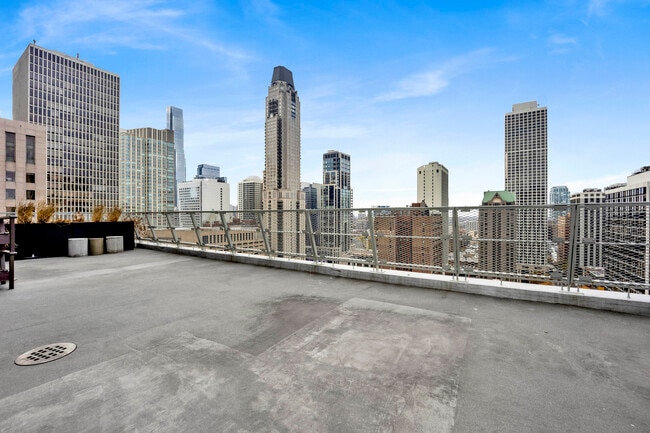 Building Photo - 129 E Bellevue Pl