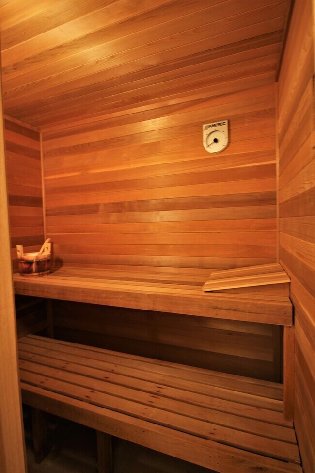 Building Photo - Fabulous Three Bedroom Three Level Townhome in the Heart of Kingstowne!