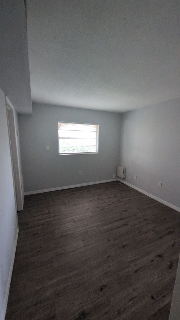 Building Photo - Renovated one bedroom with dog area heart of Tampa near veterans hospital and USF