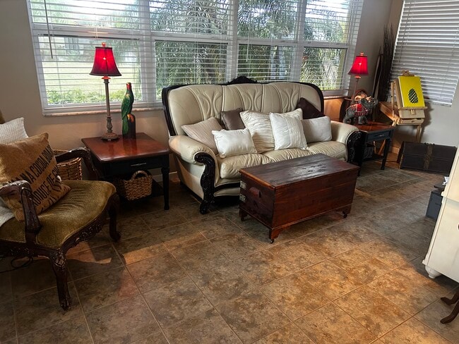 Building Photo - 1136 Peach Tree Dr