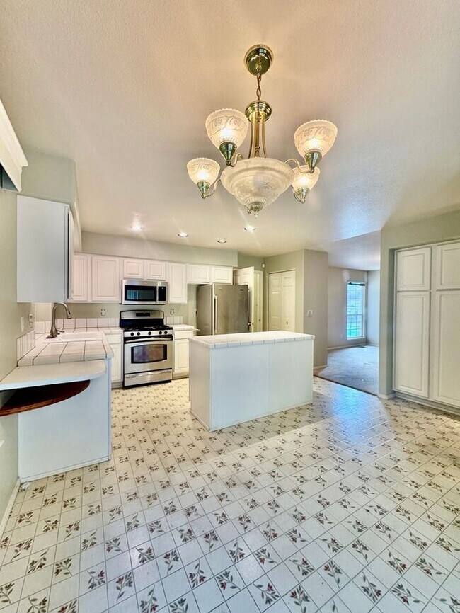 Building Photo - Spacious 3 Bed + Office | 3 Bath | 3-Car G...