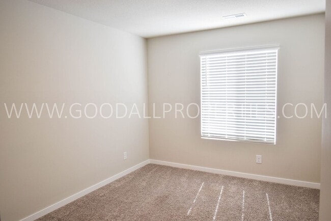 Building Photo - 3 Bedroom 2.5 Bath Townhome in Waukee.
