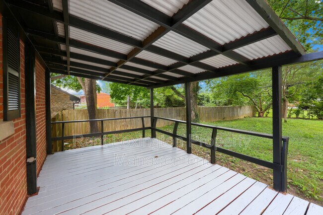 Building Photo - 141 Zandale Dr