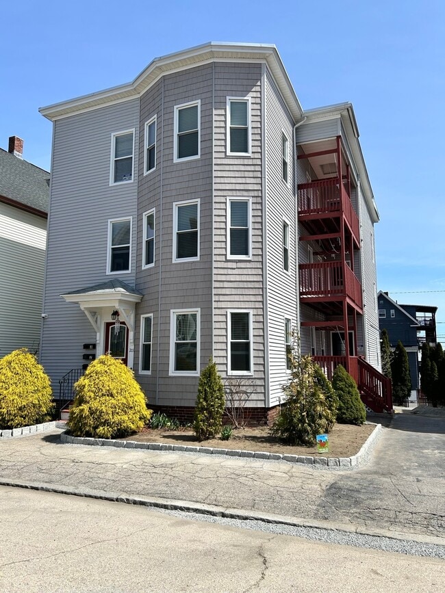 Building Photo - 201 Cartier St