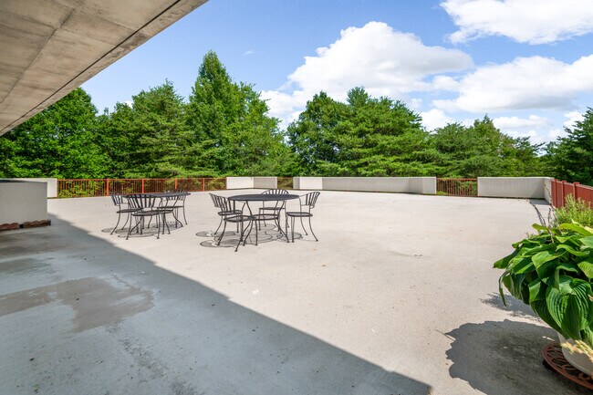 Building Photo - 301 Beacon Ridge Dr