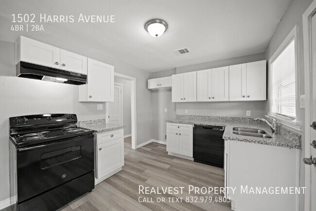 Building Photo - Freshly Remodeled 4-Bedroom, 2-Bathroom Ho...