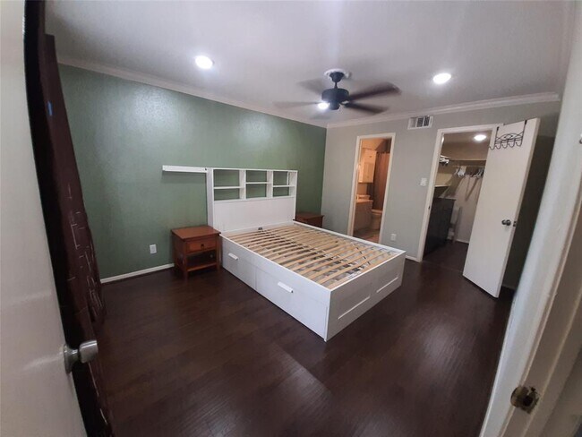 Building Photo - 9700 Leawood Blvd