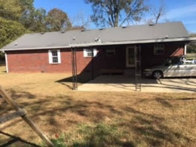 Building Photo - 3 Bed, 2 Bath home with Shop & 3 acres!