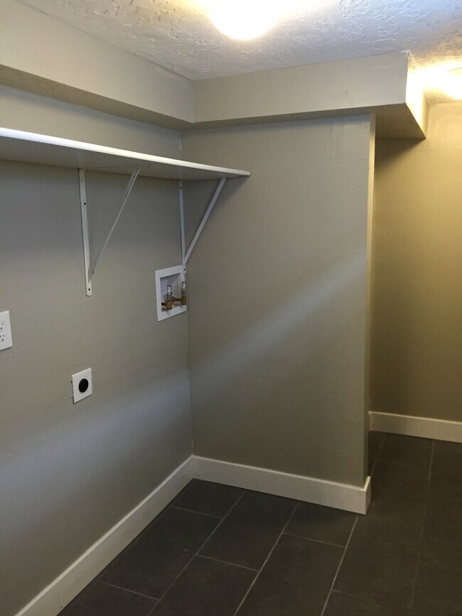 Building Photo - 664 E Ramona Ave