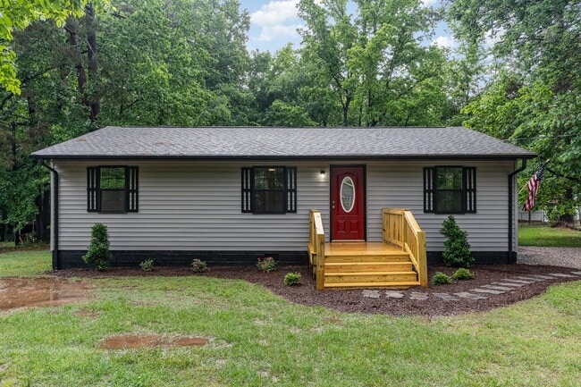 Building Photo - Beautifully Renovated 3-Bedroom Home in Fr...