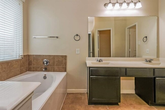 Building Photo - 3434 Tulip Trace Dr