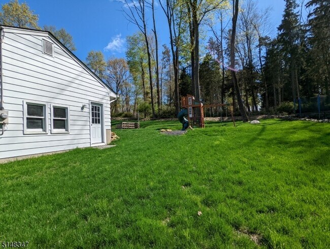 Building Photo - 6 W Windy Bush Ln