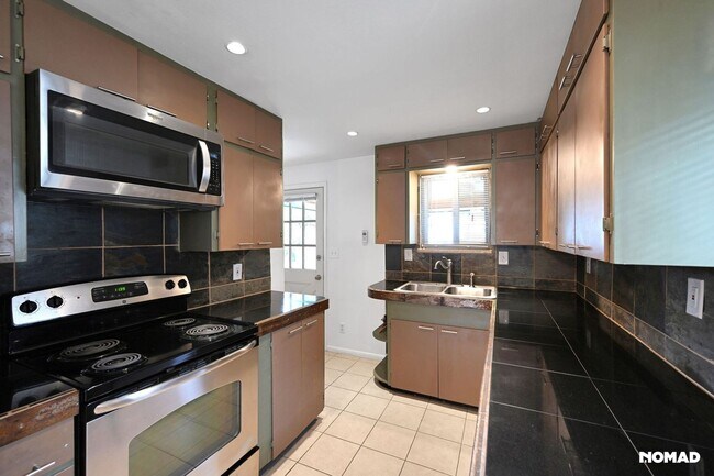 Building Photo - Spacious 4BR House in Denver