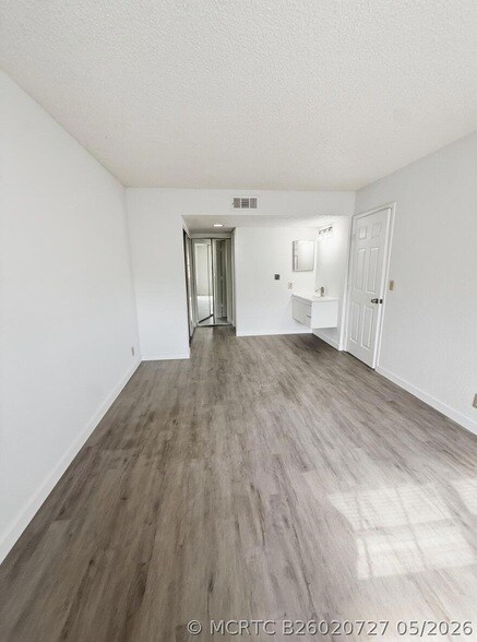 Building Photo - 1516 SE Royal Green Cir