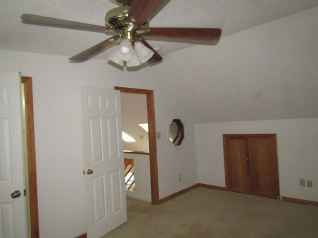 Building Photo - Gorgeous, Completely renovated 3 bedroom