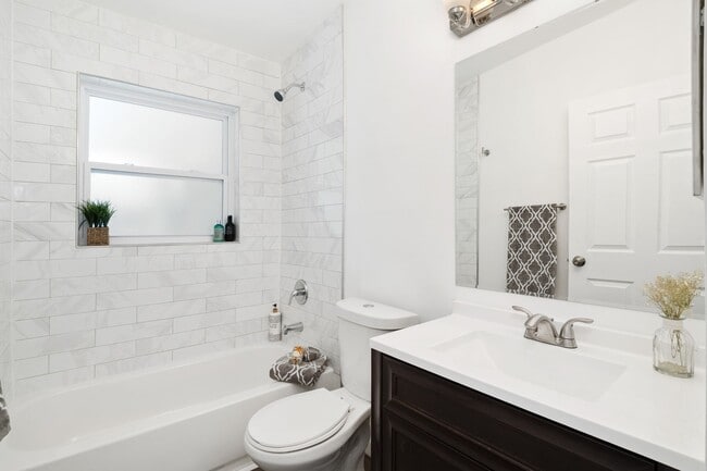 Building Photo - Great fully rehabbed Rental in University ...