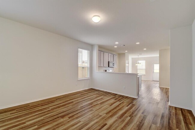 Building Photo - 320 Thornless Cir